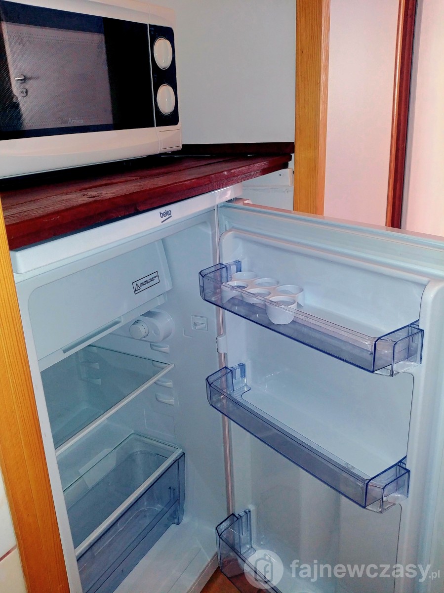 Lodówka i mikrofalówka w kuchni domku