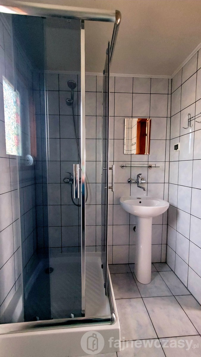 Łazienka z kabiną prysznicową i umywalką
